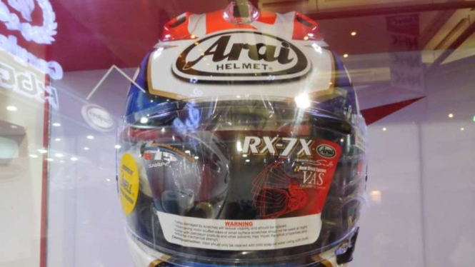 Helm Arai yang dipamerkan di IMOS 2016.