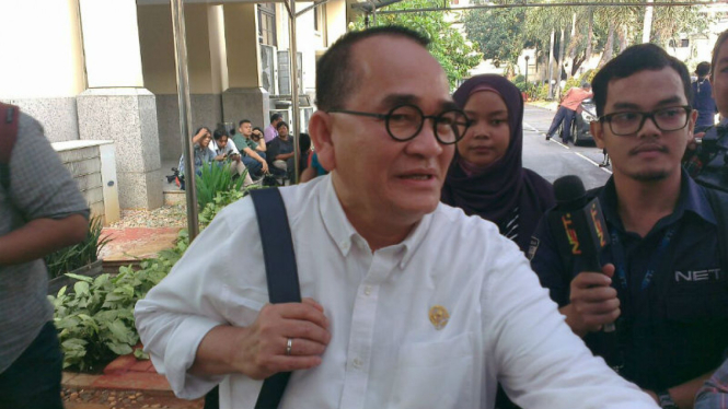 Ruhut Sitompul dampingi Ahok di Mabes Polri.