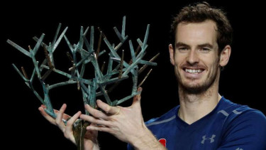 Andy Murray setelah menjuarai Paris Masters