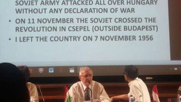 Jozsef Mickski, aktivis Hungaria saat berbicara di Erasmuis Huis, Jakarta.