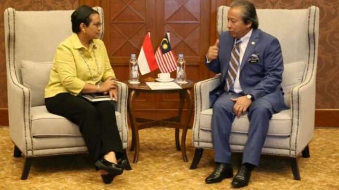 Menlu Retno LP Marsudi dengan Menlu Malaysia Dato' Sri Anifah Aman.