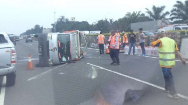 Kondisi truk terguling di KM 10 Tol Jagorawi.