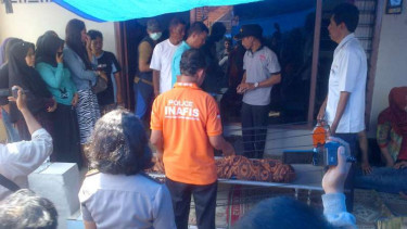 Polisi mengolah tempat kejadian perkara percobaan bunuh diri seorang ayah dan dua anaknya di Kota Semarang pada Selasa pagi, 8 November 2016.