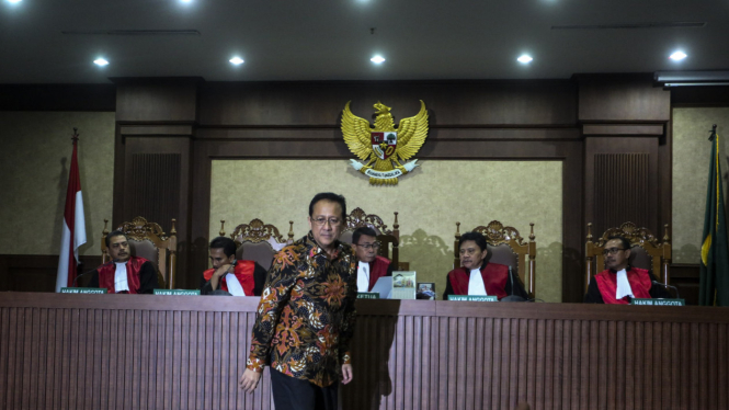 Mantan Ketua DPD, Irman Gusman, di depan majelis hakim sidang pengadilan kasus korupsi kuota impor gula. 