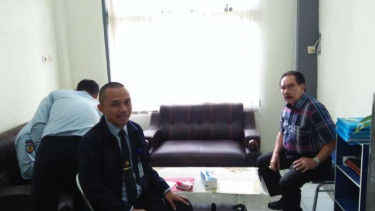 Mantan Ketua KPK, Antasari Azhar (kanan) di Lapas Klas 1 Tangerang