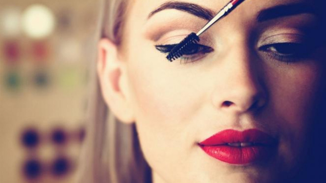 Ilustrasi wanita menggunakan makeup.