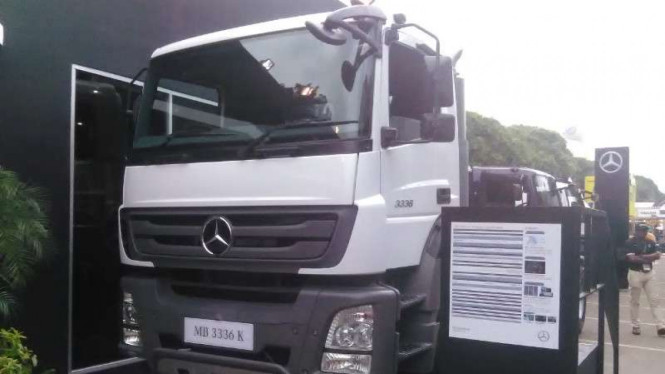 Truk baru Mercedes-Benz.