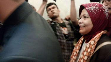 Marwah Daud Ibrahim, Ketua Yayasan Kraton Dimas Kanjeng, tiba di Markas Polda Jatim di Surabaya pada Rabu, 9 November 2016.