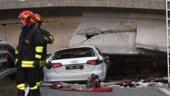 Jembatan runtuh di Italia.