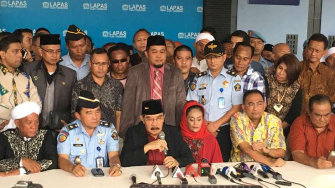 Antasari Azhar memberikan keterangan pers di lapas, Kamis, 10 November 2016. 