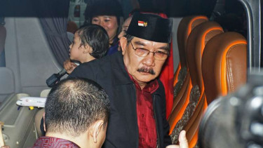 Mantan Ketua Komisi Pemberantasan Korupsi (KPK), Antasari Azhar, menaiki mobil usai keluar dari Lapas Klas I Tangerang, Tangerang, Banten, Kamis (10/11/2016).