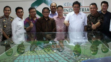 Menteri Perindustrian Airlangga Hartarto di Kawasan Industri Kendal.