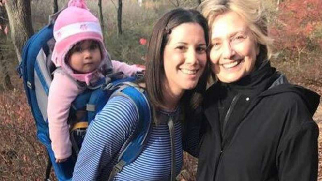 Hillary Clinton memilih naik gunung untuk menenangkan pikirannya.