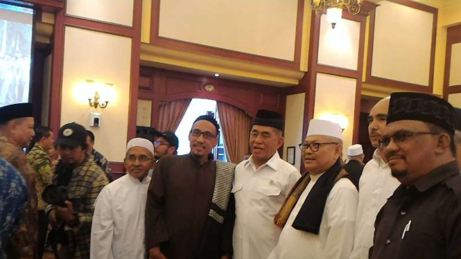 Menhan Ryamiard Ryacudu (tengah, peci hitam)