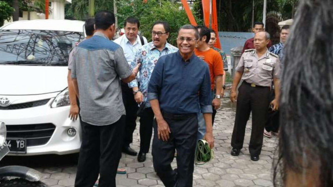 Dahlan Iskan saat salat Jumat di Masjid Markas Polda Jatim di Surabaya pada Jumat, 11 November 2016.