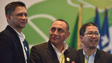Ketum PSSI, Edy Rahmayadi (tengah) dan wakilnya, Iwan Budianto (kiri) dan Joko Driyono.