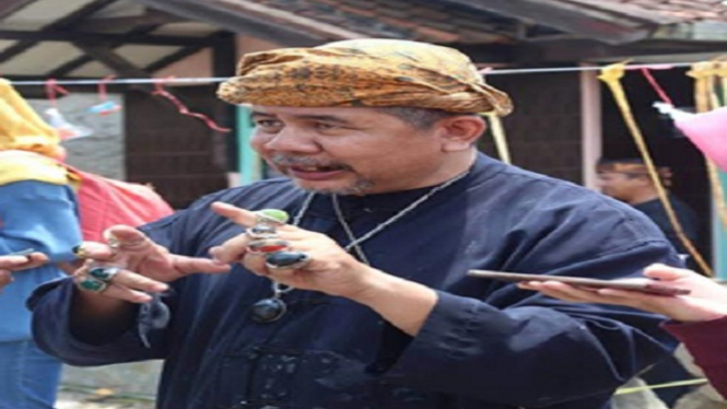 Abah Nanu, penggagas perang tomat.