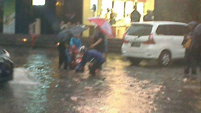 Jalan Kemang Raya banjir