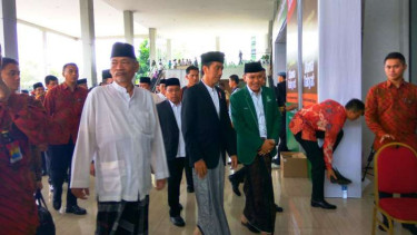 Presiden Joko Widodo (tengah).