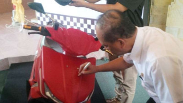Menristekdikti M Nasir menandatangani motor listrik karya ITS.