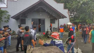 Kondisi Gereja Oikumene Samarinda usai terkena lemparan bom jenis Molotov, Minggu (13/11/2016). Empat orang anak-anak menjadi korban kejadian ini.