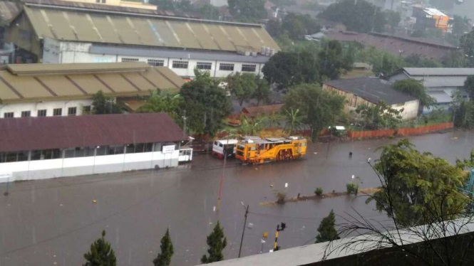 Rel kereta api stasiun Bandung terendam banjir, Minggu 13 November 2016.