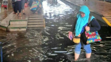 Banjir yang merendam Stasiun Bandung, Jawa Barat, Minggu (13/11/2016)