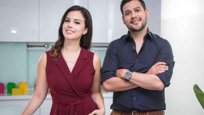 Celebrity chef asal Malaysia, Nik Michael Imran, dan pembawa acara AFC, Sarah Benjamin, di serial "Cooking for Love 2."