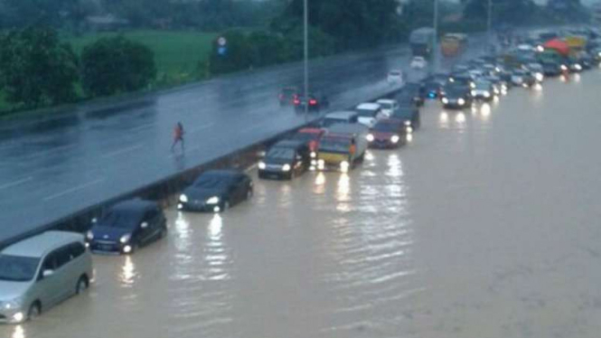 Banjir di KM 37 Tol Cikampek di ruas yang mengarah Jakarta. (13/11/16)
