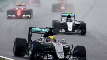 Pembalap Mercedes, Lewis Hamilton dan Nico Rosberg