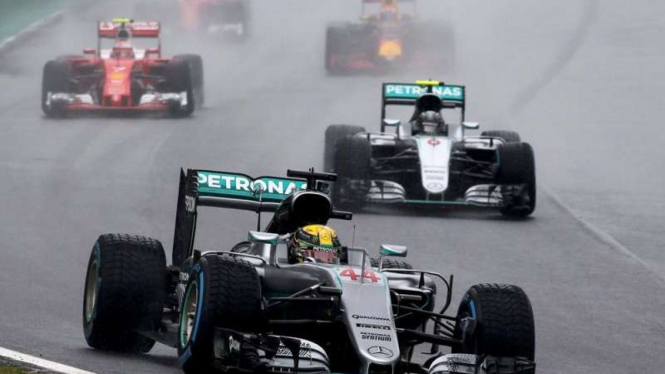 Pembalap Mercedes, Lewis Hamilton dan Nico Rosberg