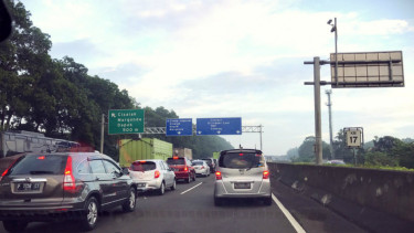 Imbas penanganan kecelakaan, Tol Cimanggis arah ke Cawang lalin padat.