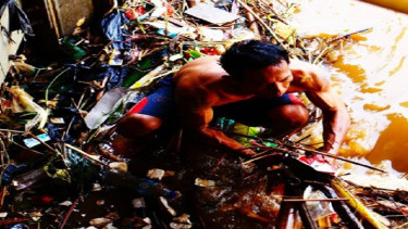 Pembersih sampah di pintu air.
