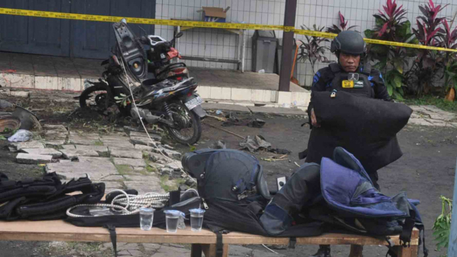 Tim Gegana Polda Kalimantan Timur melakukan pemeriksaan usai ledakan bom di Gereja Oikumene Samrinda Kalimantan Timur, Minggu (13/11/2016)