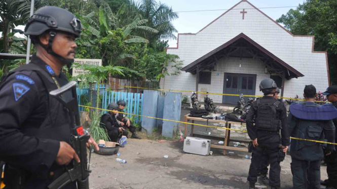 Tim Gegana Polda Kalimantan Timur melakukan pemeriksaan di Gereja Oikumene Samarinda usai terjadinya ledakan bom yang menewaskan seorang bocah berusia 3,5 tahun, MInggu (13/11/2016). Foto: ANTARA FOTO/Amirulloh