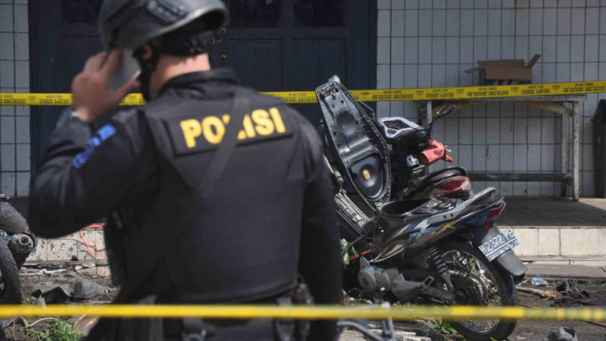 Motor Juhanda alias Jo, pelempar bom molotov di Gereja Oikumene yang tertinggal di halaman gereja, Minggu (13/11/2016)