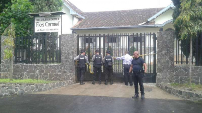 Tim Gegana Brimob Detasemen B, Ampeldento Malang Jawa Timur melakukan pengamanan Gereja Katolik Paroki Gembala Baik usai mendapat ancaman bom, Senin (14/11/2016)
