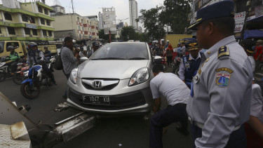 Petugas Dishub Derek Mobil yang Parkir Sembarangan