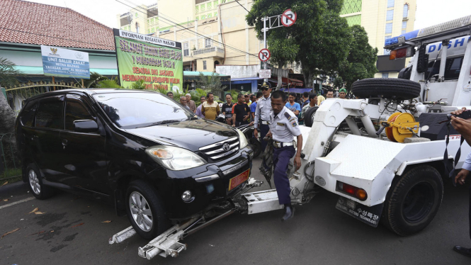 Petugas Dishub Derek Mobil yang Parkir Sembarangan