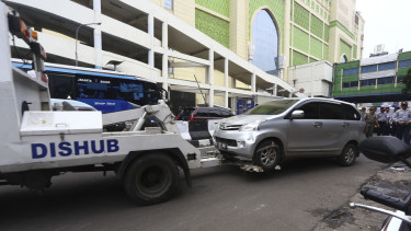 Petugas Dishub Derek Mobil yang Parkir Sembarangan