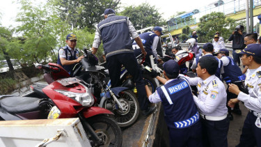 Petugas Dishub Derek Mobil yang Parkir Sembarangan