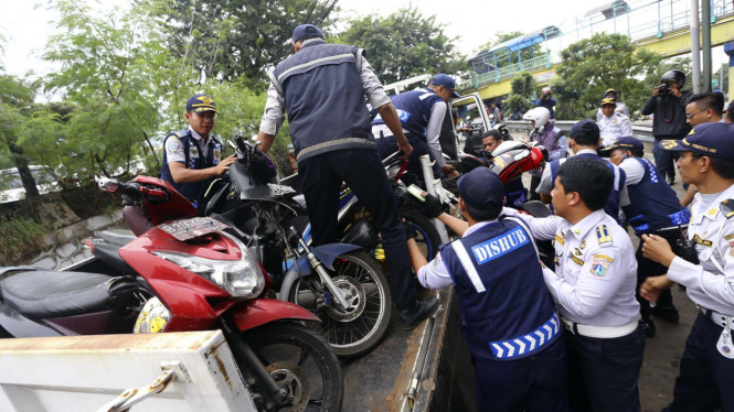 Petugas Dishub Derek Mobil yang Parkir Sembarangan