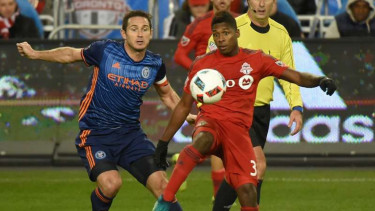 Gelandang New York City FC, Frank Lampard (kiri)