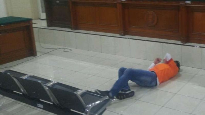 Faiq Akhtar, gembong narkoba asal Pakistan jatuh pingsan usai mendengar vonis seumur hidup di PN Semarang Jawa Tengah, Selasa (15/11/2016)
