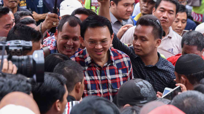 Ahok, calon petahana Gubernur DKI Jakarta, yang menjadi tersangka kasus dugaan penistaan agama, saat Blusukan di Jatinegara. 
