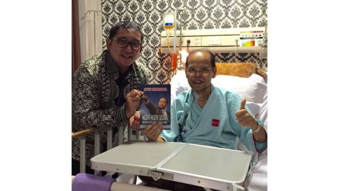 Wakil Ketua DPR Fadli Zon dan Sutan Bhatoegana berpose bersama dengan menunjukkan buku berjudul 'Ngeri-ngeri Sedap Menggoyang Senayan', Selasa (15/11/2016)
