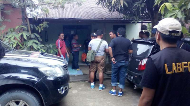 Penggeledahan rumah terduga teroris bernama J di Samarinda Kalimantan Timur. Diduga warga bernama J ini berkaitan dengan ledakan bom di Gereja Oikumene, Rabu (16/11/2016)
