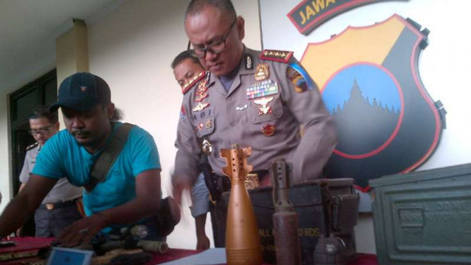 Kepala Polrestabes Semarang, Komisaris Besar Polisi Abiyoso Seno Aji, memeriksa barang bukti amunisi yang disita dari dua warga Pati pada Rabu, 16 November 2016.
