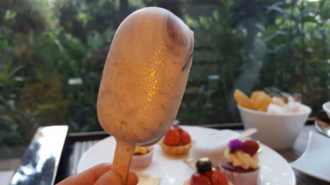 Mini cake pops glitter gold