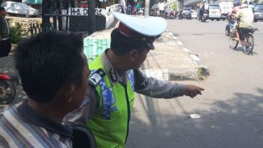 Seorang pengendara terjaring Operasi  Zebra 2016 di pertigaan Galur, Jakarta Pusat.